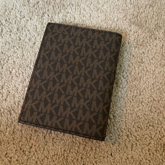 BNWT MK Wallet/Passport Holder - Picture 3 of 4